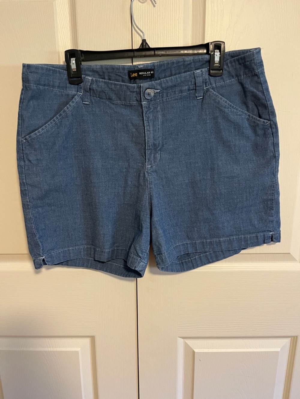 Lee Women's Medium Blue Denim Shorts, size 16